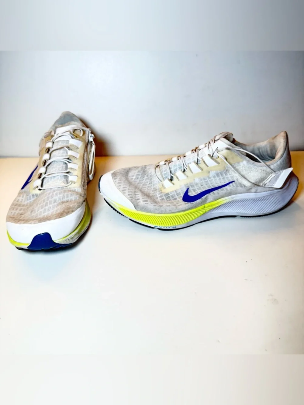 Nike Men's White and Blue Boat-Style Running Shoes with Yellow Accents